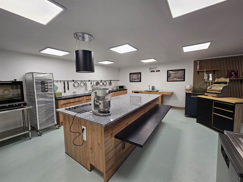 L'espace de travail de l'atelier de pâtisserie au Cottage Sucré